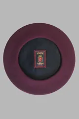 Boina de paño color bordó, marca Tolosa, 100% lana, con vuelo de 30cm.