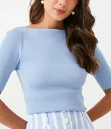 Blusa de punto color durazno, con cuello barco y mangas cortas.