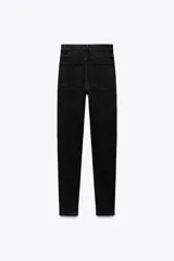 Jeans skinny de tiro alto en denim azul oscuro, con cinco bolsillos y cierre frontal con cremallera y botón metálico.