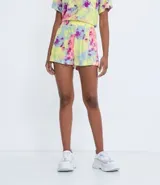 Short de viscosa con cintura elastizada y bolsillos laterales. Estampado tie dye en tonos amarillo, rosa, celeste y violeta.