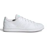 Zapatillas deportivas blancas con diseño clásico y detalles de perforación.