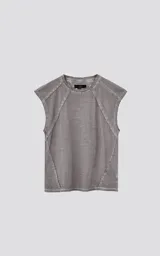 Remera gris de algodón con cuello redondo y mangas cortas con recortes y efecto gastado.