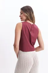 Blusa color borgoña, estilo musculosa, de corte crop y escote redondo.