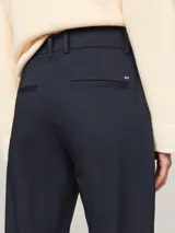 Pantalón chino azul marino de corte recto slim, con raya marcada en la pierna y cierre oculto.