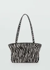 Bolso tipo tote con estampado de cebra, doble asa larga, cierre de cremallera y forro interior.