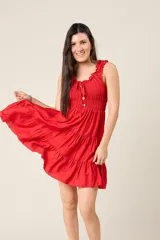 Vestido corto rojo con escote fruncido, tirantes anchos con volantes y cuerpo de nido de abeja. Falda con diseño escalonado.