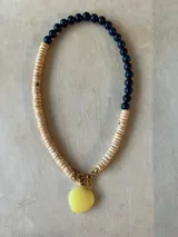 Collar de cuentas de colores con dije de corazón.