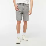 Bermudas de jean gris con efecto desgastado y roturas.