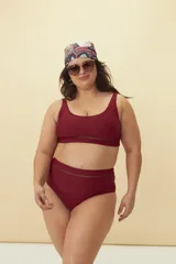 Calzón de bikini color borgoña con cintura alta y detalle de calado horizontal.