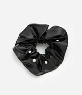Coletero negro de cuero sintético con tachas plateadas.