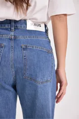 Pantalón de jean azul de corte recto y tiro alto.