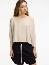 Sweater azul marino de punto, con cuello bote y mangas 3/4.