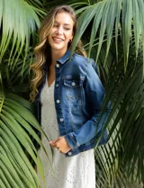 Campera de jean azul de la marca Baccini, con cuello solapa, bolsillos delanteros y cierre frontal con botones metálicos.