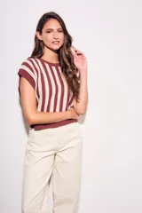 Chaleco de punto con rayas verticales color beige y marrón, de corte holgado y sin mangas.