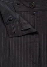Pantalón largo de vestir a rayas verticales, con tiro medio, corte recto y cierre frontal con cremallera y botón. Confeccionado en tejido de mezcla de algodón y lino con forro interior de algodón.