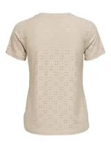 Camiseta color beige con tejido calado, de manga corta y cuello redondo.