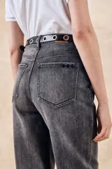Jean recto de tiro medio color gris, con un diseño clásico y cómodo; confeccionado en mezcla de algodón peinado.