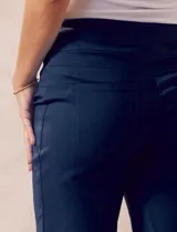 Bermuda azul marino en gabardina elastizada con pretina ancha elastizada, bolsillos delanteros simulados y bolsillos traseros aplicados.