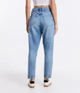 Pantalón mom jeans celeste con cintura alta, trabillas, cierre con botones, bolsillos y deshilachados.