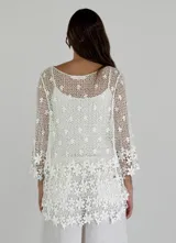 Top beige de crochet con mangas 3/4 acampanadas.