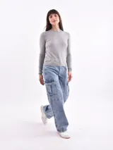 Sweater gris de tejido de punto fino, con cuello redondo y mangas largas.