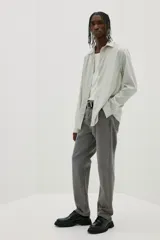 Pantalón de jean gris de corte recto y tiro medio, con cinco bolsillos y cierre de botón.