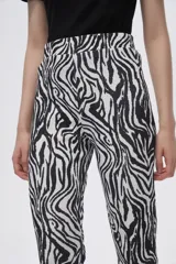 Calza acampanada con estampado animal print de leopardo en tonos marrones.