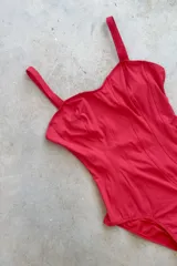 Malla enteriza negra entallada con ganchito en la espalda para cerrar. Espalda descubierta y bottom ancho.