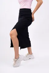 Pollera midi de animal print con abertura lateral.