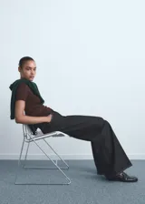 Jeans de tiro alto color gris oscuro, con cierre de botón y cremallera, trabillas, diseño wide leg y cinco bolsillos.