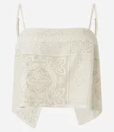 Blusa cropped de algodón con escote recto, breteles finos ajustables, lazo doble en la espalda y estampa floral guipire.