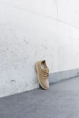 Zapatillas blancas de lana merino, diseño minimalista y atemporal, sin género y para todas las edades. Capellada y forro de lana merino, suela de EVA.