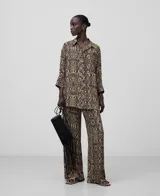Pantalón de viscosa con estampado de piel de serpiente en tonos marrones y negros. Corte recto y cintura elástica.