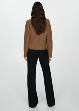 Chaqueta marrón de punto fino con cuello de pico con solapa, cierre de botones en la parte delantera, diseño recto y manga larga.