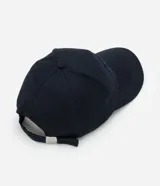 Gorra azul marino de sarga con ala curva y bordado frontal con la palabra "pace".