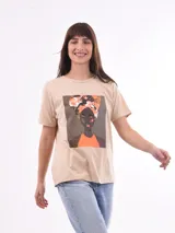 Remera negra de algodón con cuello redondo y mangas cortas. Estampado frontal con la frase "World Tour Vacation State of Mind" en letras de colores y un pequeño dibujo de una palmera.