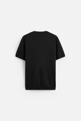 Camiseta azul marino de punto con mezcla de viscosa, corte regular fit, cuello redondo, manga corta y terminaciones en rib.