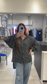 Camisa de manga larga con estampado abstracto en blanco y negro.