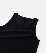 Musculosa blanca de rib con textura acanalada, escote cuadrado y breteles medianos. Confeccionada en algodón certificado BCI y elastano.