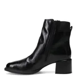 Botas cortas de cuero color marrón capuchino, con elástico lateral negro, hebilla decorativa y taco cuadrado.