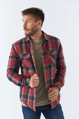 Sobrecamisa de viyela para hombre con interior capitoneado, fit regular, manga larga, cierre con botones, bolsillos y logo en grifa de cuero.