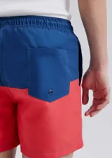 Shorts de baño con diseño bicolor, azul en la cintura y rojo en la parte inferior. Cuenta con cintura elástica y cordón ajustable.