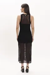 Vestido midi negro de tejido de punto con textura calada, corte recto y escote redondo.