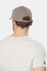 Gorra de béisbol azul marino de lona con visera curva y logo bordado en el frente.