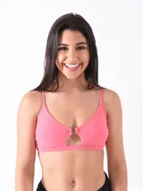Top de bikini rosado con tirantes finos y aro metálico en el centro del busto.