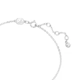 Pulsera plateada con dije en forma de lazo adornado con piedras brillantes y una piedra colgante en forma de pera.