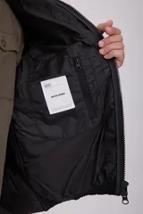 Campera puffer negra con capucha ajustable con cordón, cierre con cremallera, bolsillos frontales y tejido acolchado resistente al viento.