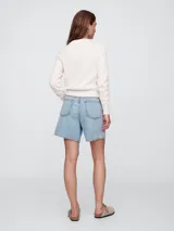 Short de jean blanco de tiro alto con cordón ajustable en la cintura y corte holgado.