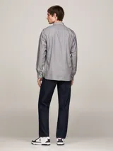 Camisa de hombre Tommy Hilfiger de corte regular, confeccionada en algodón Oxford con estampado de canasta en blanco y negro. Tiene cuello abotonado, puños redondeados con botón y logo bordado en el pecho.