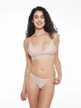 Conjunto de ropa interior color rosa pálido de encaje, compuesto por un bralette triangular con breteles finos y una tanga con laterales finos.